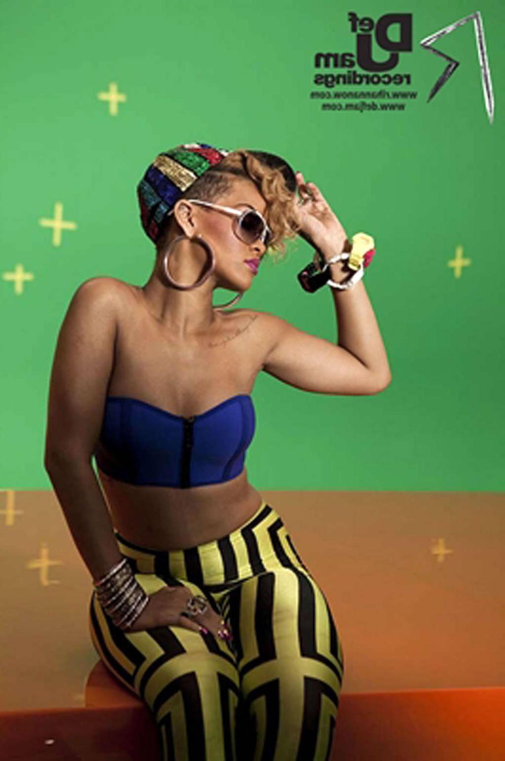 16P Rihanna look hot in her music video and exposing tits