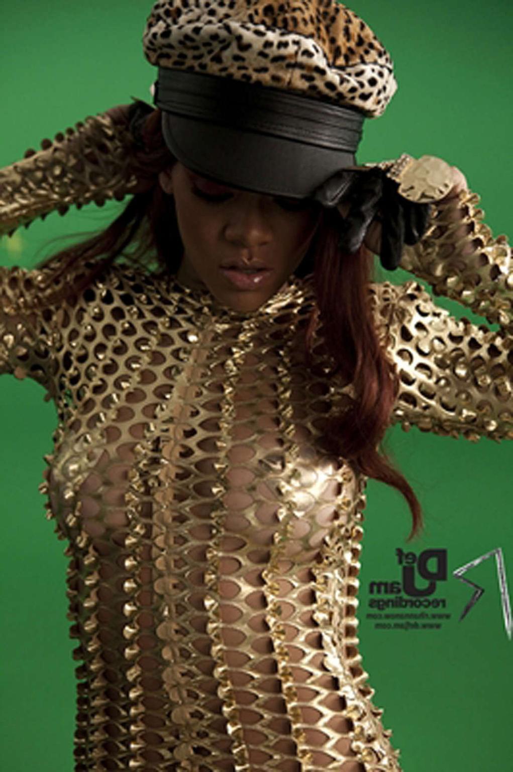 16P Rihanna look hot in her music video and exposing tits