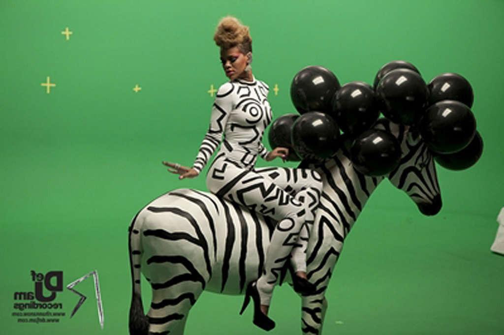 16P Rihanna look hot in her music video and exposing tits