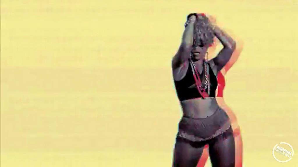 16P Rihanna look hot in her music video and exposing tits