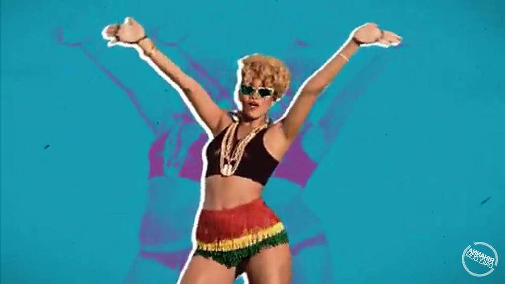16P Rihanna look hot in her music video and exposing tits