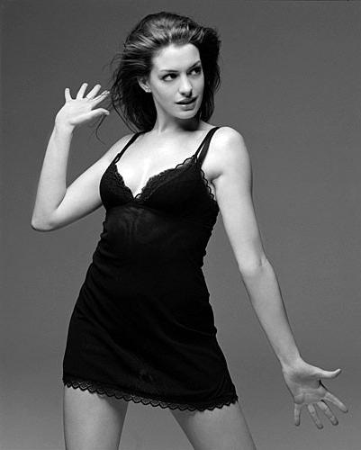 10P Anne Hathaway shows their sexy breasts and juicy bradvice