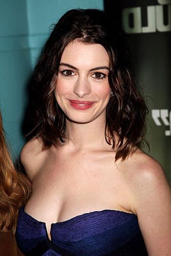 10P Anne Hathaway shows their sexy breasts and juicy bradvice