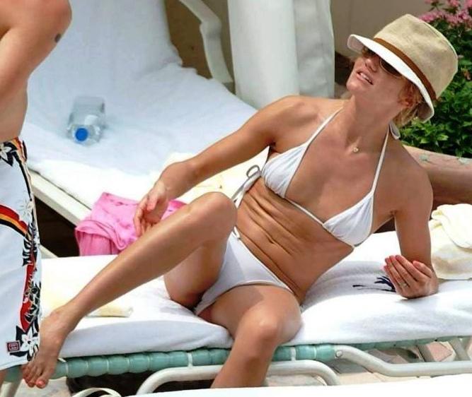 15P Cameron Diaz topless on the beach