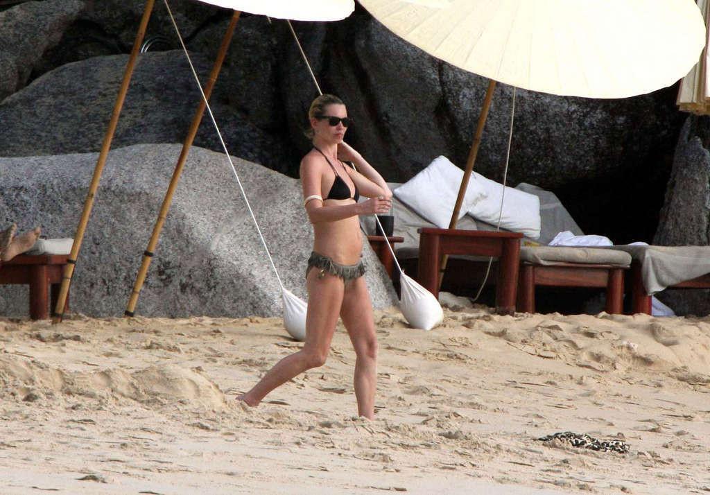 16P Kate Moss topless on yacht paparazzi pictures