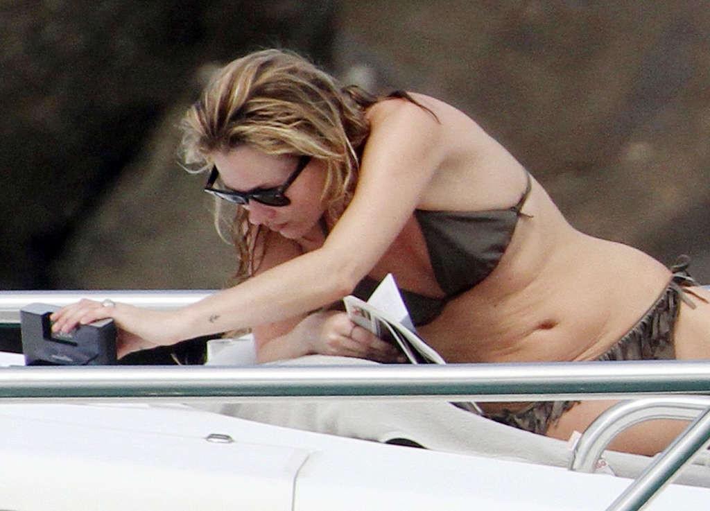 16P Kate Moss topless on yacht paparazzi pictures