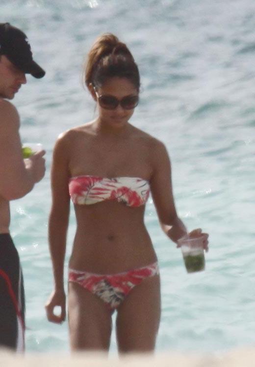 15P Vanessa Minnillo topless and marble ass in bikini