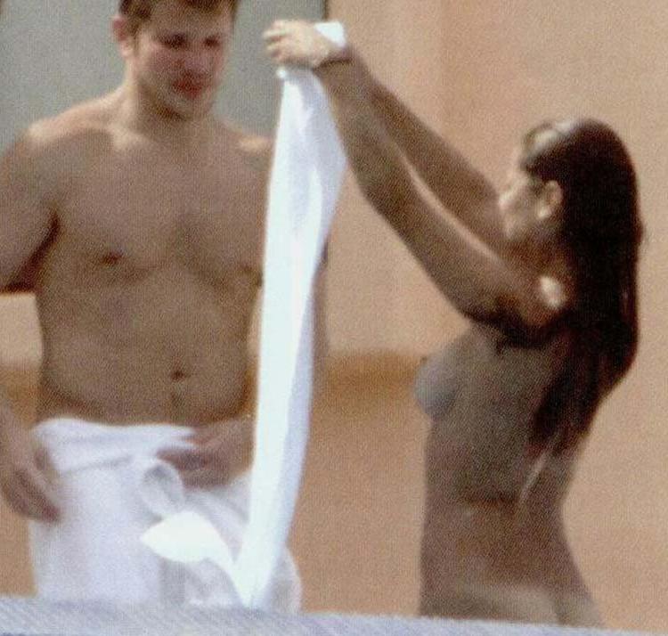 15P Vanessa Minnillo topless and marble ass in bikini