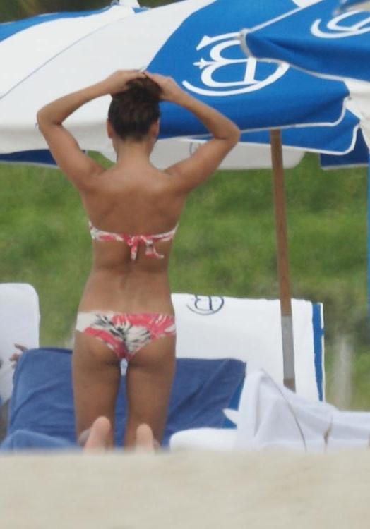 15P Vanessa Minnillo topless and marble ass in bikini