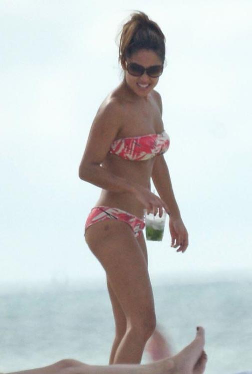 15P Vanessa Minnillo topless and marble ass in bikini