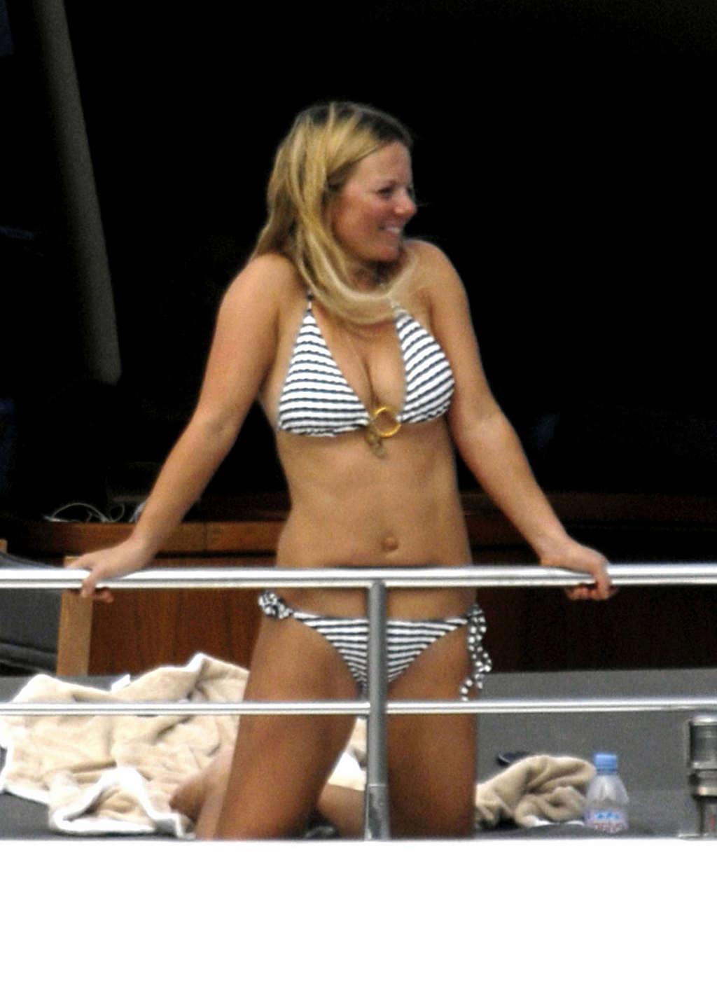 16P Geri Halliwell showing her nice abdominal muscles and sexy body