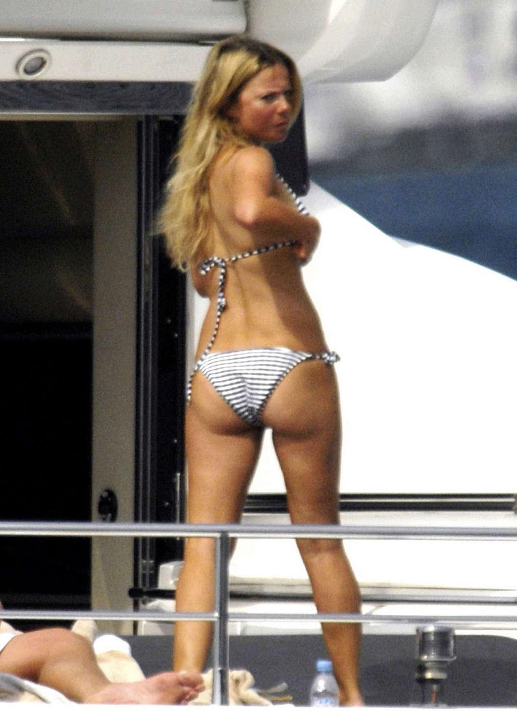 16P Geri Halliwell showing her nice abdominal muscles and sexy body