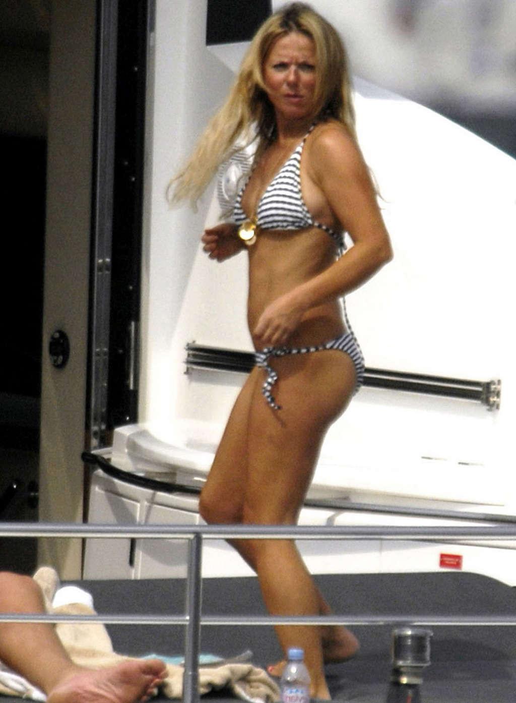 16P Geri Halliwell showing her nice abdominal muscles and sexy body