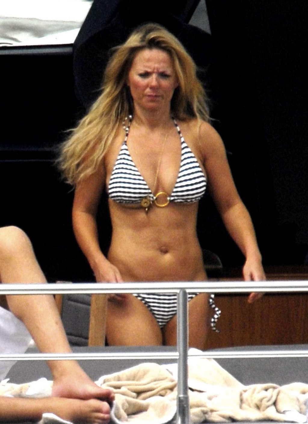 16P Geri Halliwell showing her nice abdominal muscles and sexy body