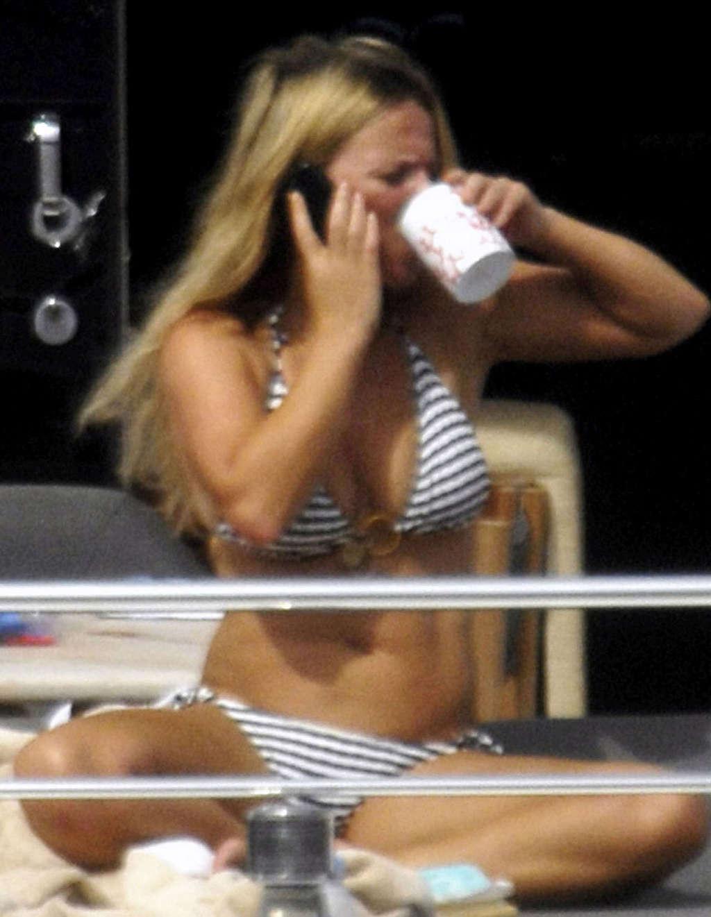 16P Geri Halliwell showing her nice abdominal muscles and sexy body