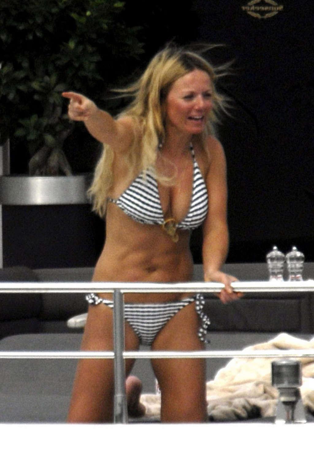 16P Geri Halliwell showing her nice abdominal muscles and sexy body
