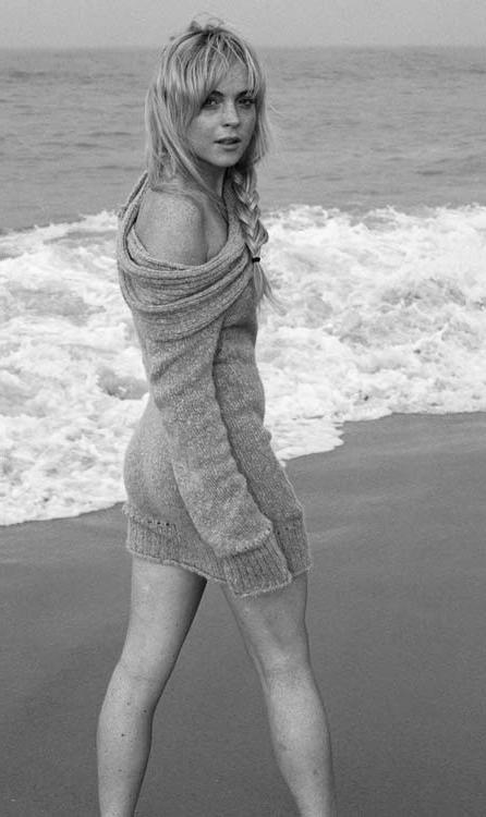 15P Lindsay Lohan topless and upskirt black panties