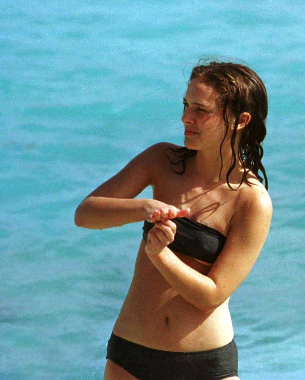 16P Natalie Portman showing her body in topless on beach