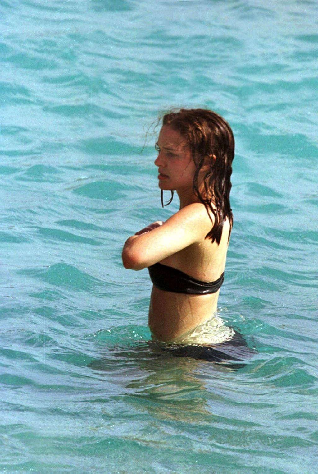 16P Natalie Portman showing her body in topless on beach