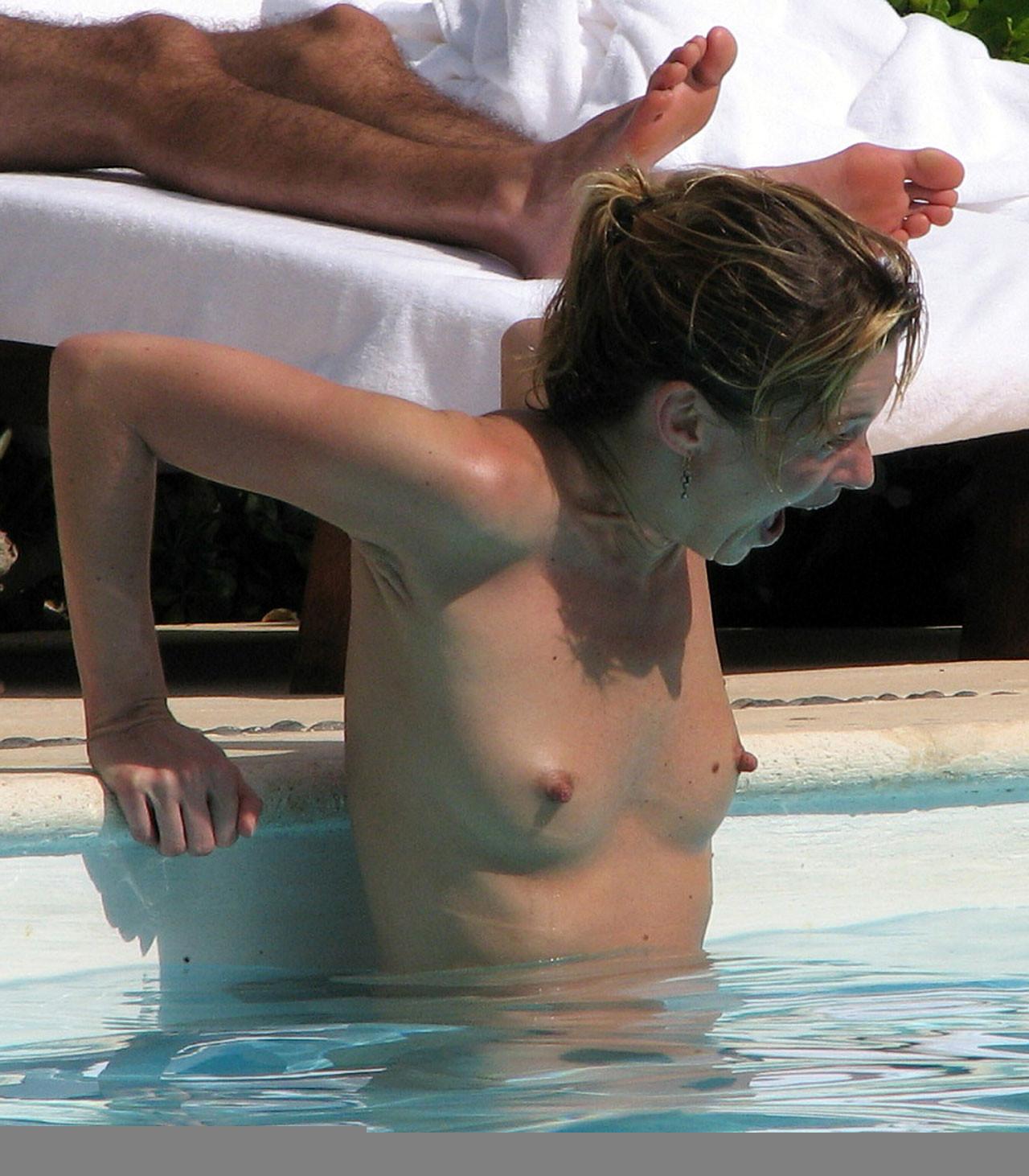 16P Kate Moss enjoying on pool in topless and showing her sexy ass