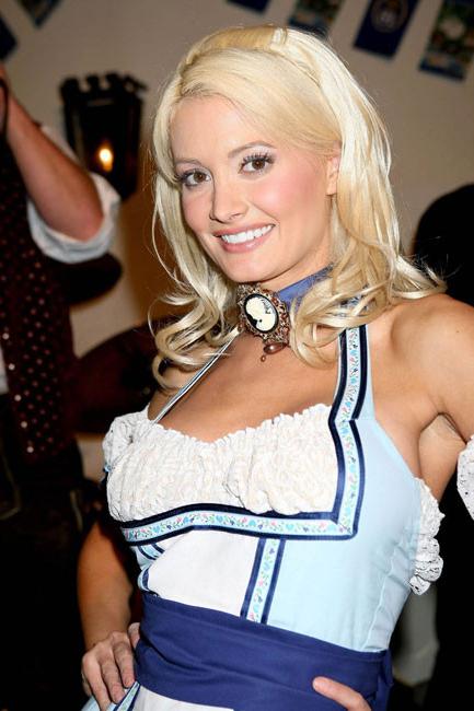 15P Holly Madison queen release her big breasts