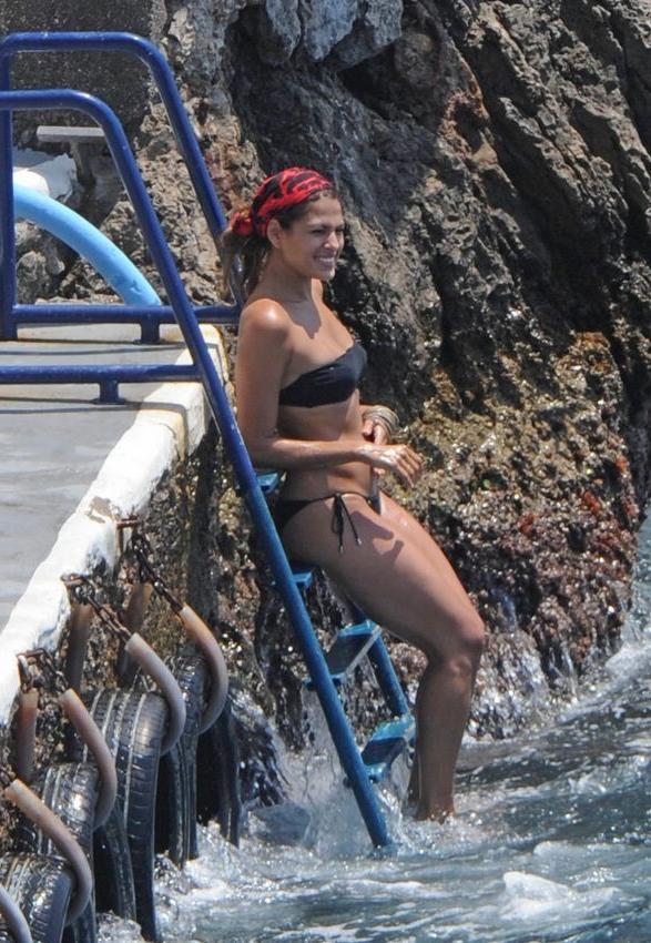 15P Latin beauty Eva Mendes looking stunning in bikini and topless