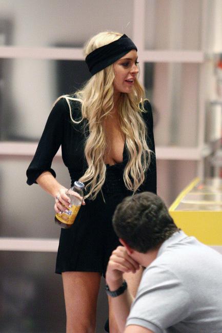 16P Lindsay Lohan posing topless with hair on tits