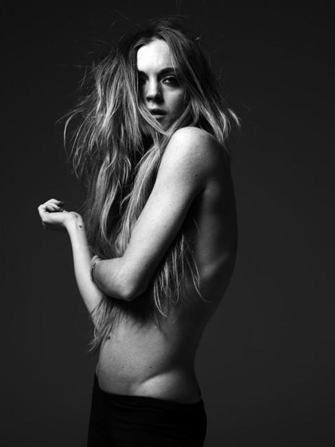 16P Lindsay Lohan posing topless with hair on tits