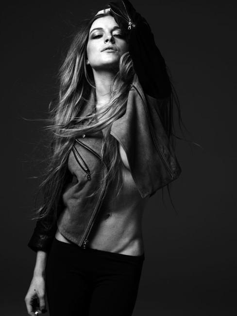 16P Lindsay Lohan posing topless with hair on tits