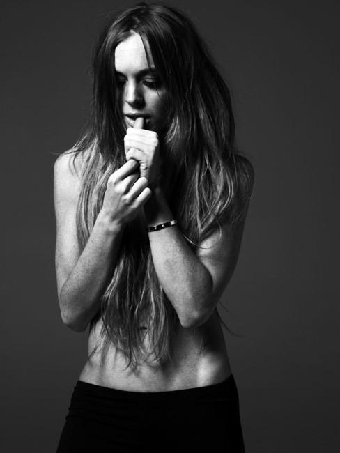 16P Lindsay Lohan posing topless with hair on tits
