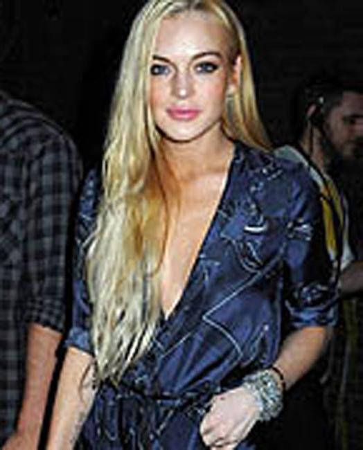 16P Lindsay Lohan posing topless with hair on tits