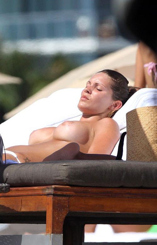 10P Carla Velli exposing her nice big tits on beach topless paparazzi pictures