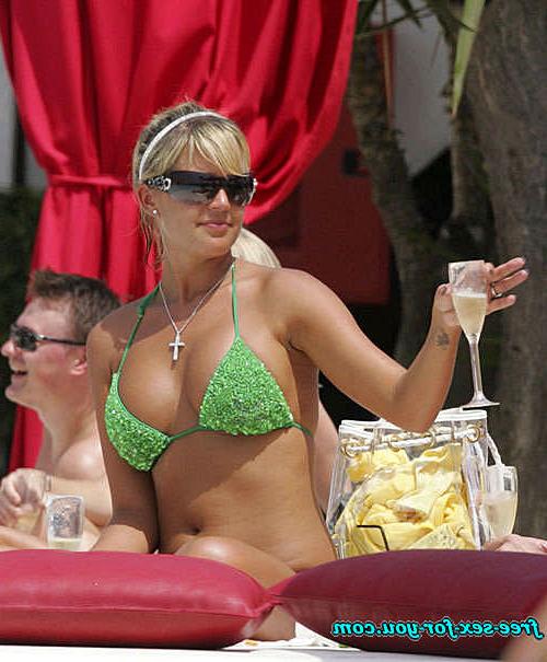 10P Danielle Lloyd showing her great ass and her nice big tits and posing topless in