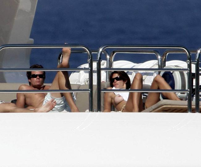 15P Cindy Crawford naked topless on the beach