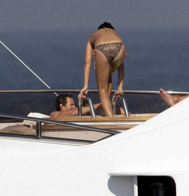 15P Cindy Crawford naked topless on the beach