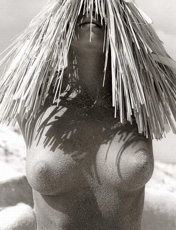 15P Cindy Crawford naked topless on the beach