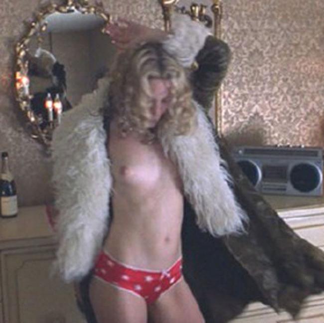 15P Kate Hudson ass in thongs and nude breasts