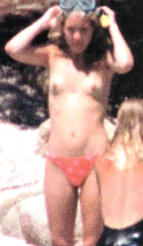 15P Kate Hudson ass in thongs and nude breasts