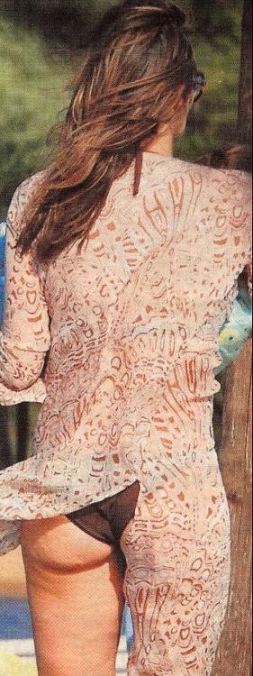 16P elizabeth hurley from austin powers topless and upskirts pics