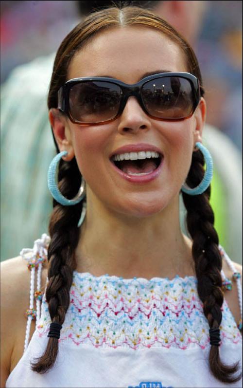 16P Alyssa Milano showing her big tits and hairy pussy to paparazzi