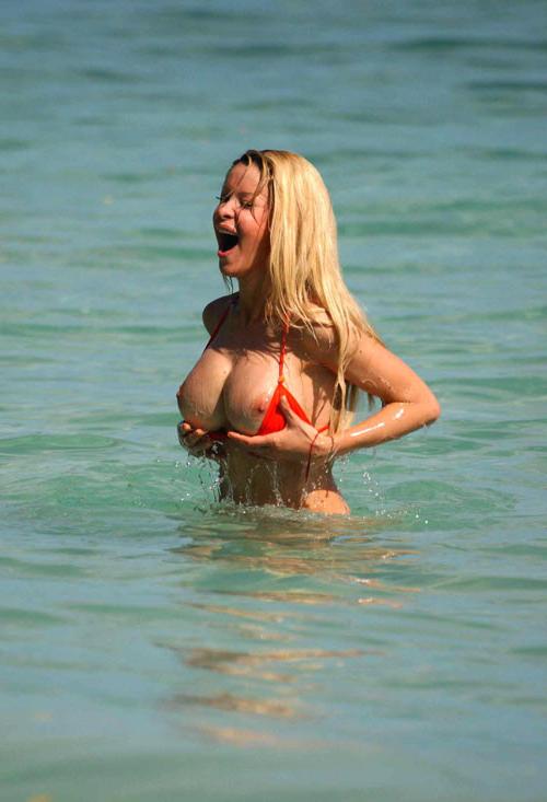16P Alicia Douvall showing big tits on beach topless paparazzi pics