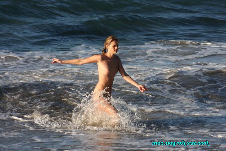 16P Julie Ordon showing her nice small tits topless paparazzi pics