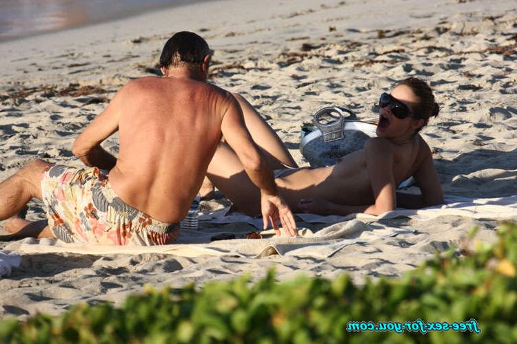 16P Julie Ordon showing her nice small tits topless paparazzi pics