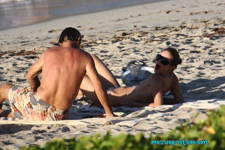 16P Julie Ordon showing her nice small tits topless paparazzi pics