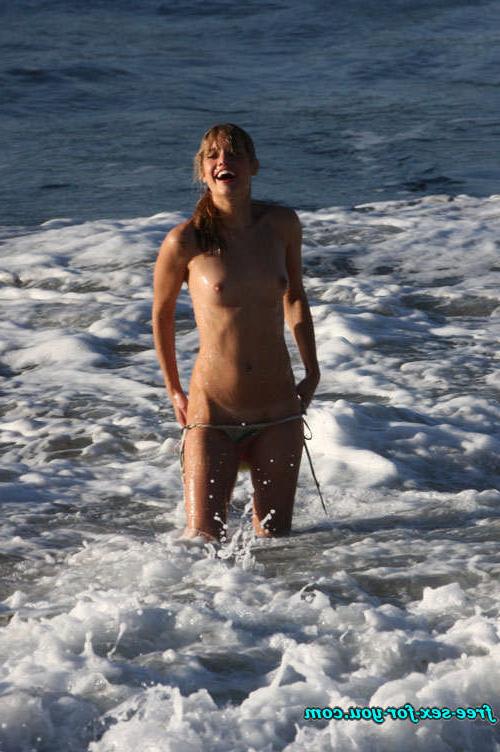 16P Julie Ordon showing her nice tits topless beach paparazzi pics