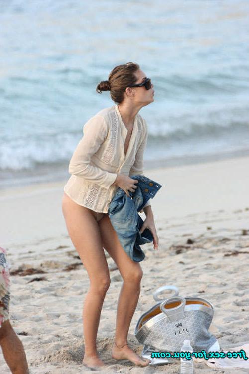 16P Julie Ordon showing her nice tits topless beach paparazzi pics