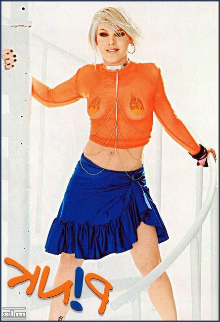 15P Amazing singer Pink showing her nasty hot boobs