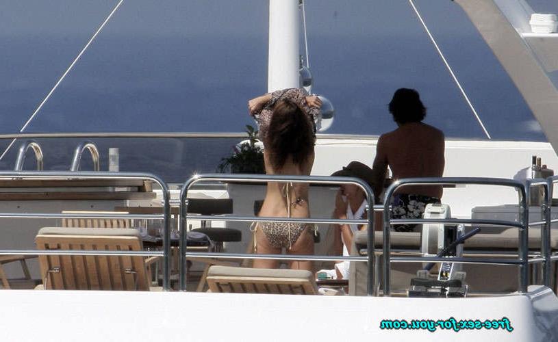 16P Cindy Crawford posing in topless on yach paparazzi pictures