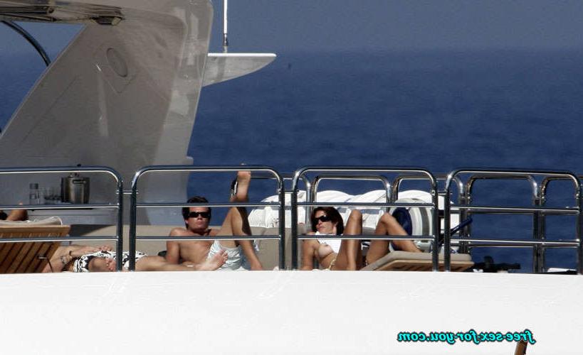 16P Cindy Crawford posing in topless on yach paparazzi pictures