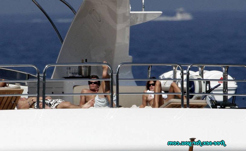 16P Cindy Crawford posing in topless on yach paparazzi pictures
